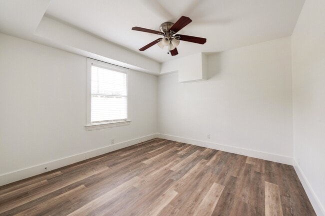 Building Photo - 2018 Remodeled 3 bed / 2 bath - wood / tile floors, fenced yard. Hyde Park / Downtown