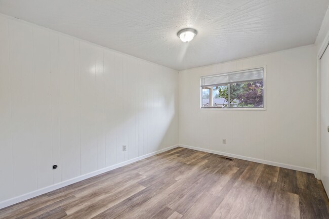 Building Photo - Move in Ready now! Easy JBLM commute, 3 be...