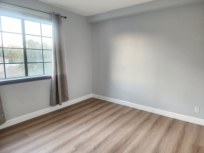 Building Photo - 736 N Garfield Ave