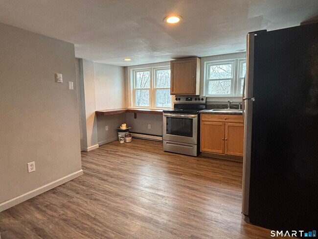 Building Photo - 122 Main St