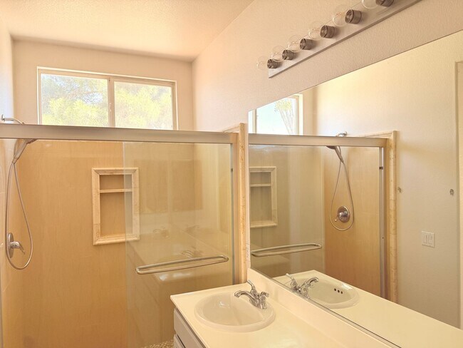 Building Photo - 3bd/2bath Single Story Home!