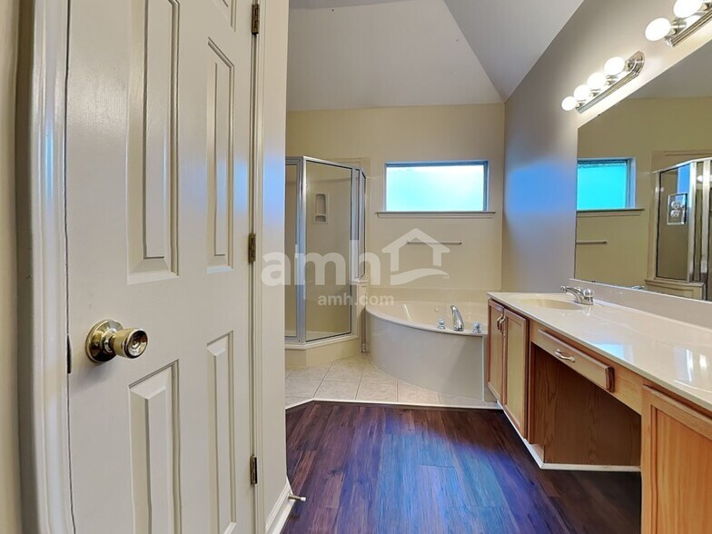 Building Photo - 10188 Kay Oak Cove