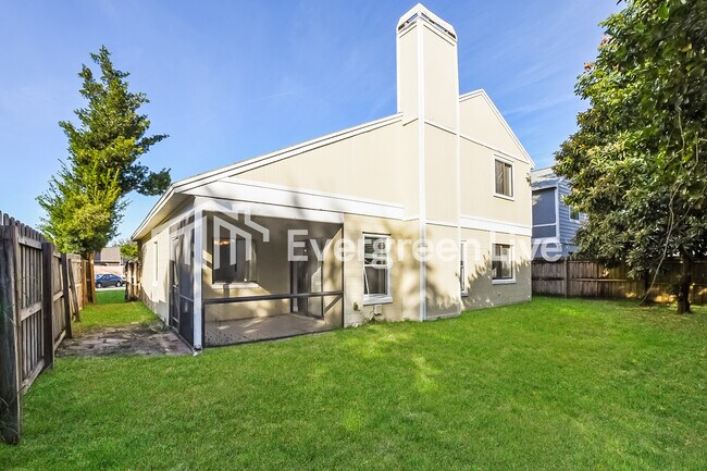 Building Photo - 373 River Chase Dr