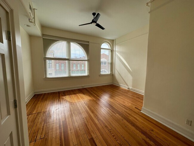 Building Photo - Spacious 3 Bedroom/3 Bathroom Townhome with Private Rooftop Deck