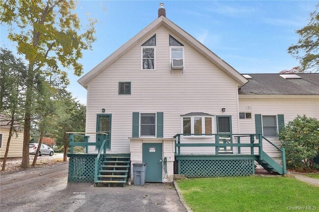 Building Photo - 28 School St