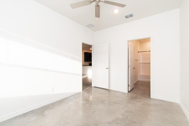 Building Photo - 624 Pacific Crest Trl