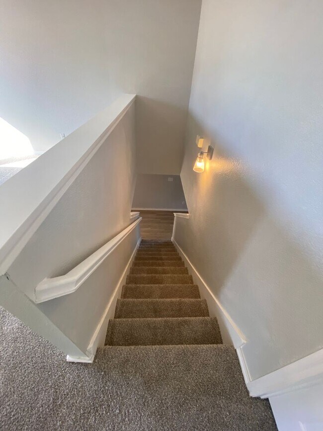 Building Photo - 1220 Crabtree Ct