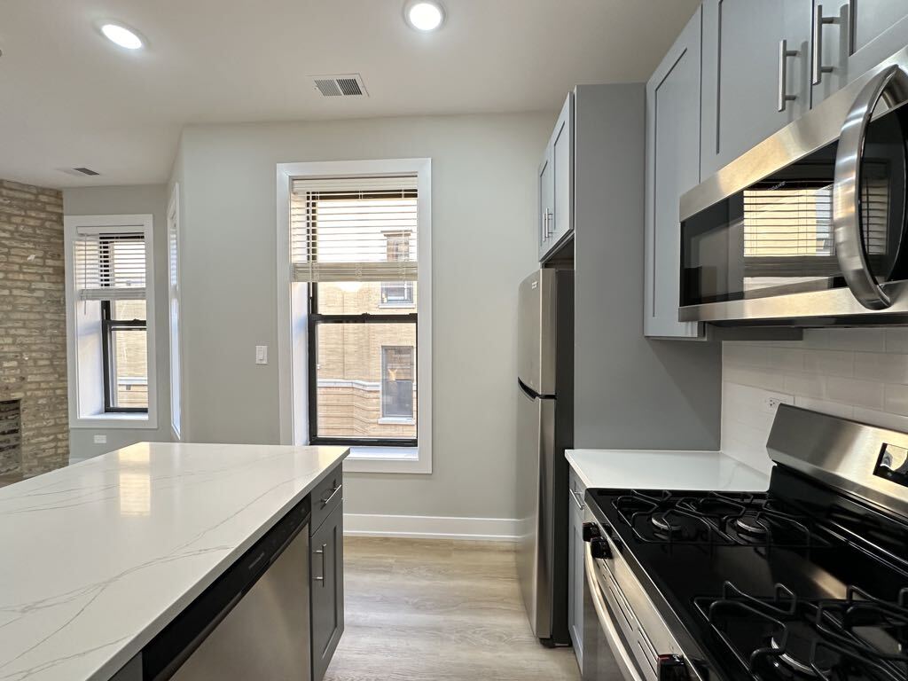 Building Photo - 442 W Belden Ave