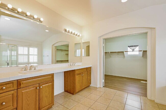 Building Photo - Experience Scenic Luxury in This Spectacular 4-Bed+Office/4-Bath Home Within the Exclusive Sycamo...