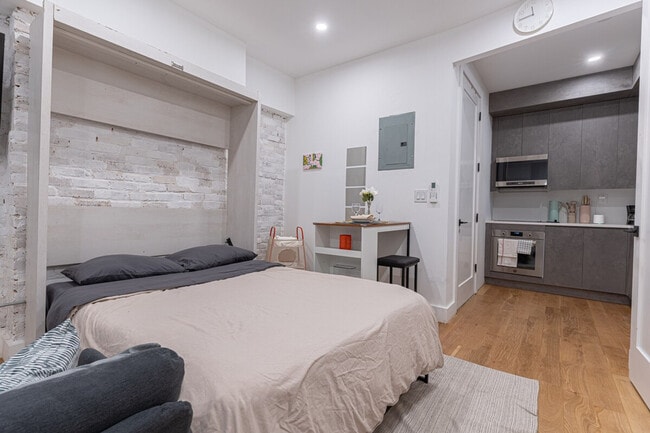 Building Photo - 631 Wilson Ave