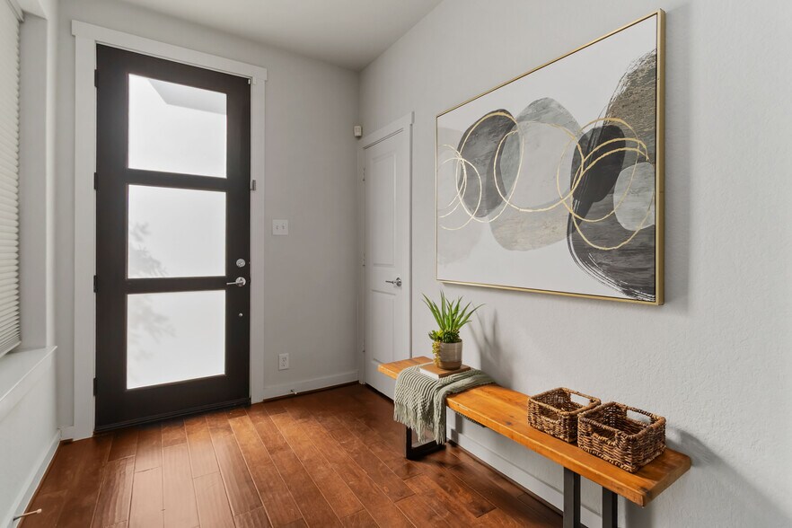 Building Photo - 2104 N Saint Marys St