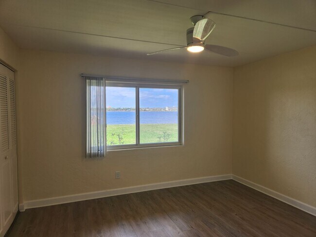 Building Photo - 2 bedroom 2 bath recent remodel Direct river front.