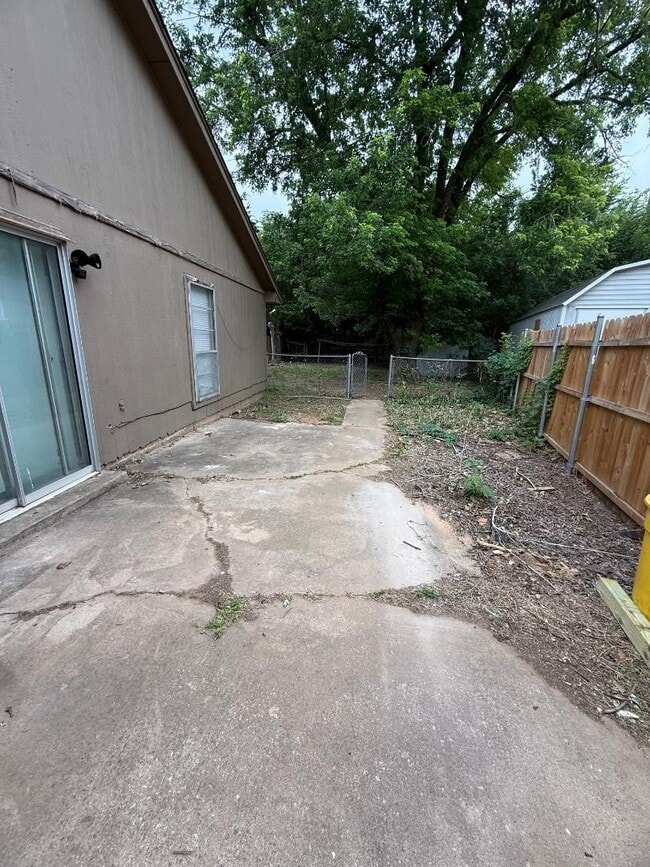 Building Photo - 2 Bed 1 Bath West Side Duplex