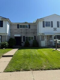 Building Photo - 2 bedroom 1.5 bathroom townhouse - Availab...