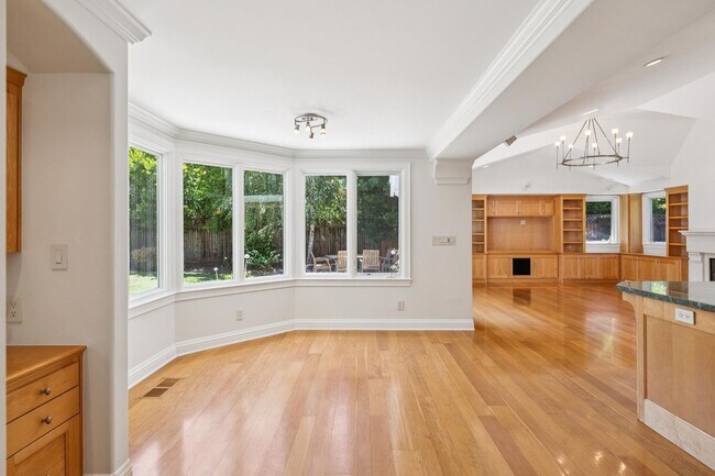 Building Photo - Beautiful, Old-World-style Home in the Heart of Central Menlo Park