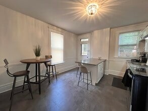 Building Photo - 728 Kerr St