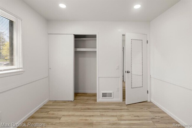 Building Photo - 6207 Nicholas Dr