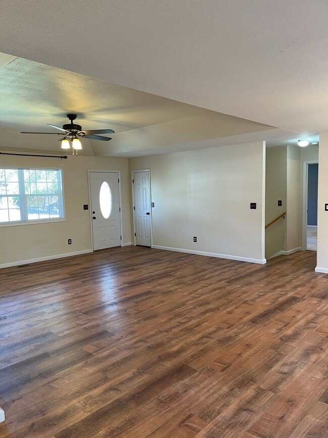 Building Photo - Available November 21st!   6 Month lease