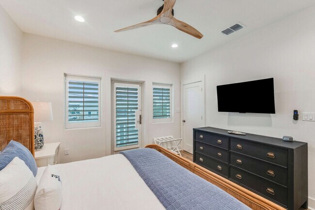 Building Photo - 119 6th St