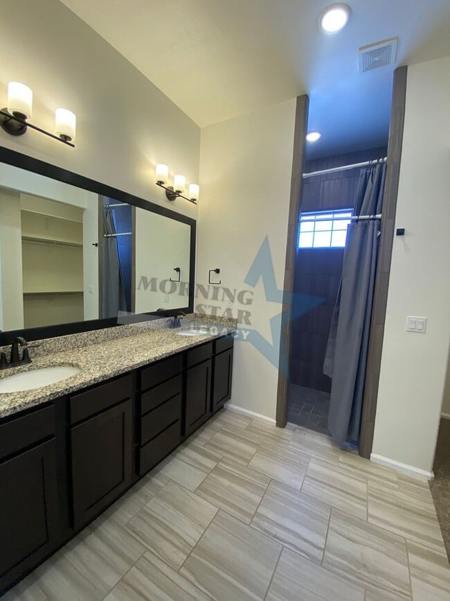 Building Photo - Stunning 4 bedroom, 2.5 bath house - 3 car...