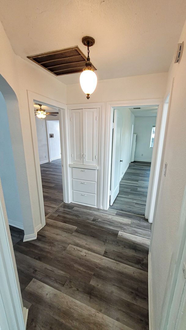 Building Photo - Large 3 Bedroom 2 Bath Front House!