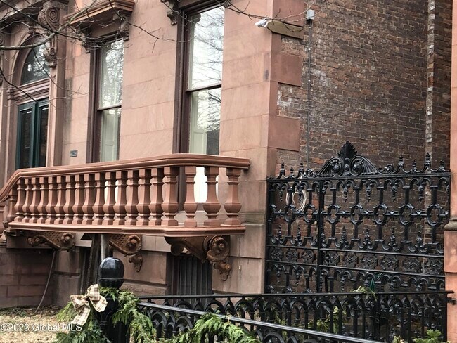Building Photo - 189 2nd St