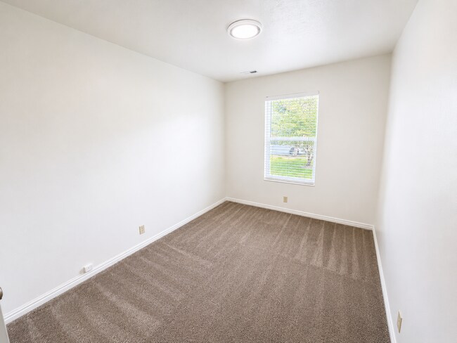 Building Photo - Spacious 5-Bedroom Sandy Home with Large Fenced Yard