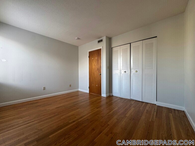 Building Photo - 20 Hubbard Ave