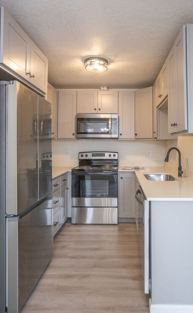 Building Photo - Fully remodeled 3 Bedroom 2.5 Bath in Gast...