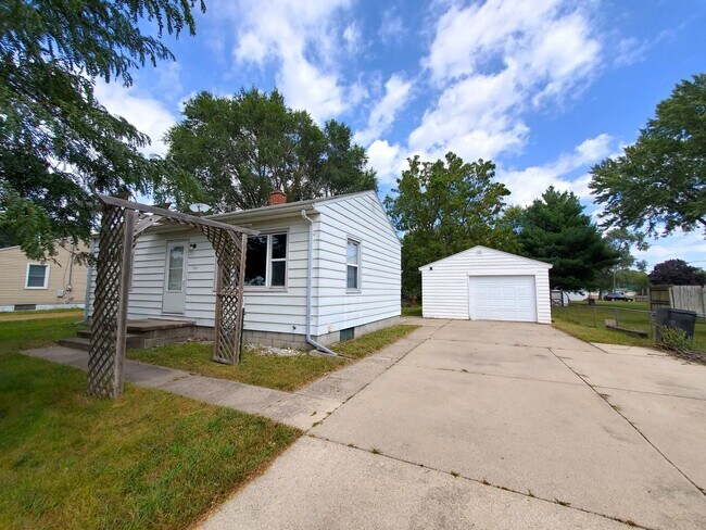 Primary Photo - FOR RENT- Adorable 2 bed 1 bath in Washburn IA!!