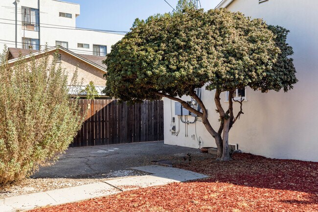 Building Photo - 12415 1/2 Chandler Blvd-A