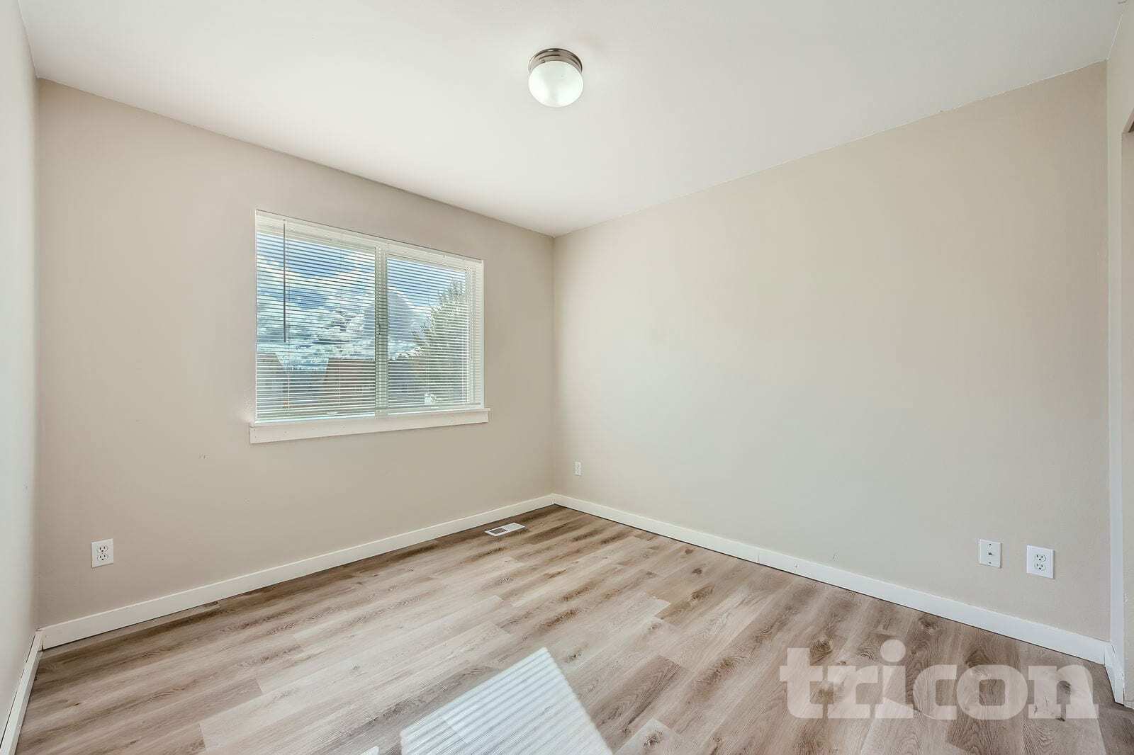 Building Photo - 1222 193rd St E