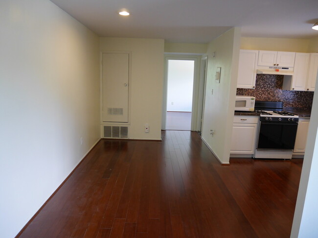 Building Photo - One Bedroom Condo located in Gardens At Ow...