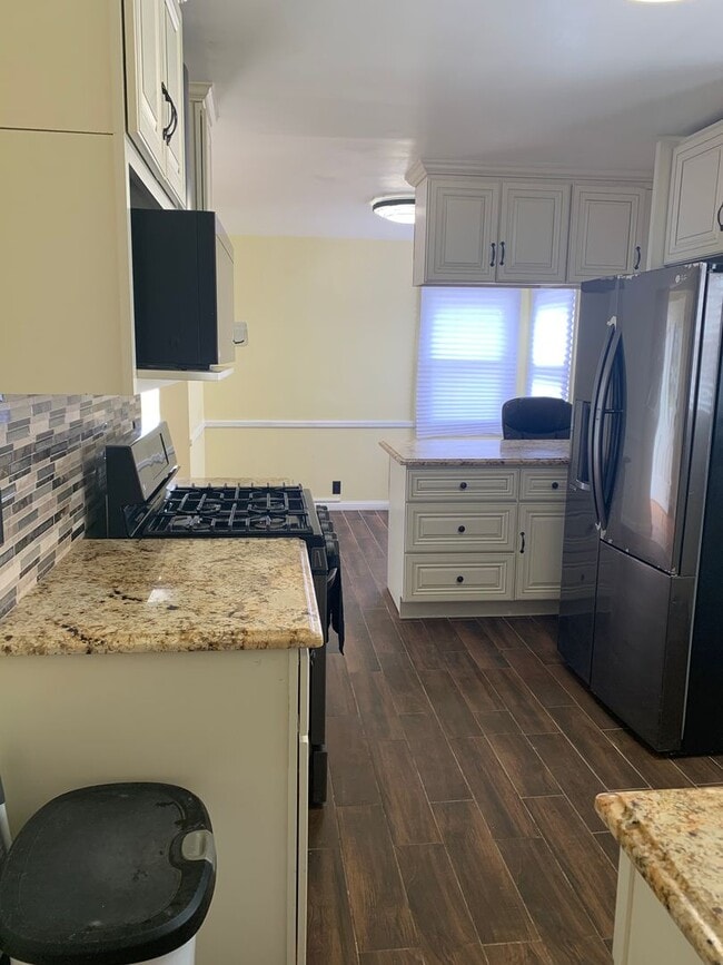 Building Photo - Terrific 4 Bed/1 Bath Home in Elmont!
