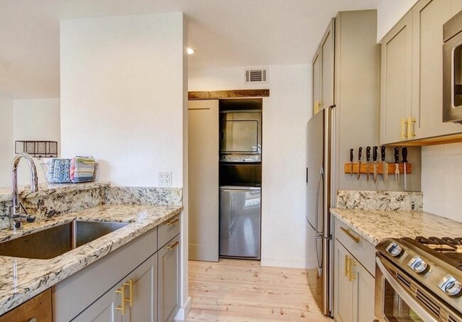 Building Photo - Beautiful Remodeled 2 Bedroom 2 Bath St. H...
