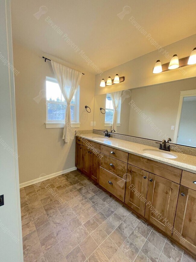 Building Photo - Modern home with fenced private yard in a great neighborhood!