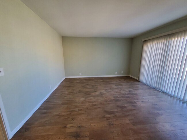 Building Photo - Updated 3bd/2ba House One Block from Ocean...