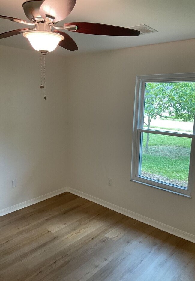 Building Photo - Spacious 3/2 in Eagle Point
