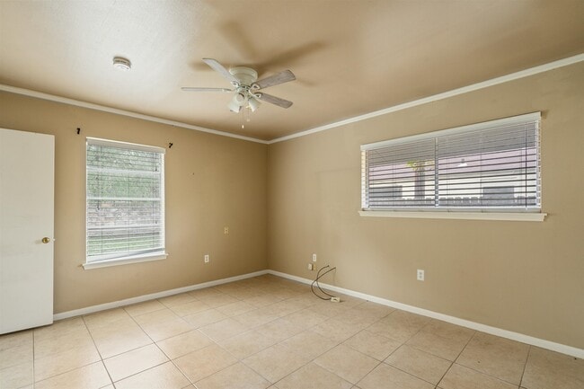 Building Photo - 214 W Strickland St