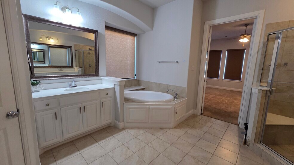 Building Photo - 1112 Maverick Dr