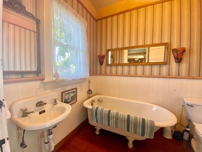 Building Photo - Pacific Grove Historical 3 Bed 2 Bath