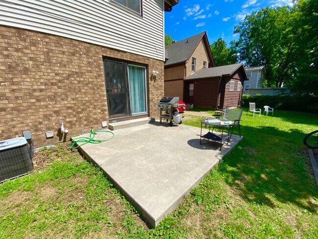 Building Photo - 1327/29 Bowen Ct.