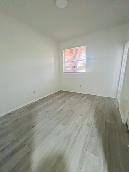 Building Photo - 4950 White Mangrove Way E