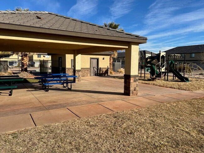 Building Photo - 3 Bedroom Townhome in Santa Clara