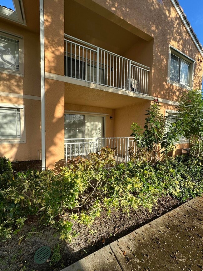 Building Photo - 191 SW Palm Dr