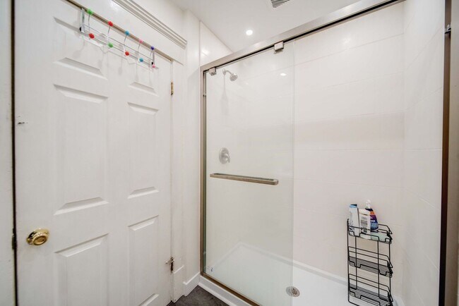 Building Photo - 5 Bedroom Right off of High St - OSU Campus