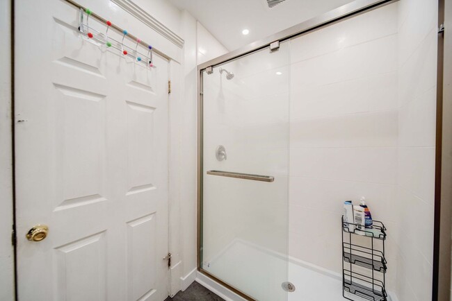 Building Photo - Prime Location 4BR house just off High St!