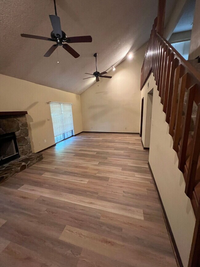 Building Photo - Large 2BD/ 2BTH with loft-Great Location