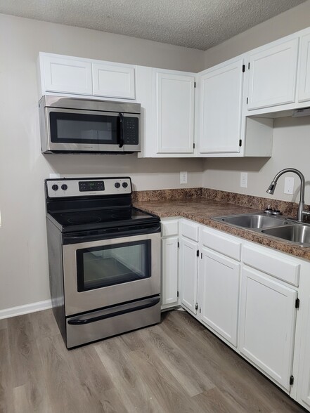 Kitchen - 4220 Craig Ave