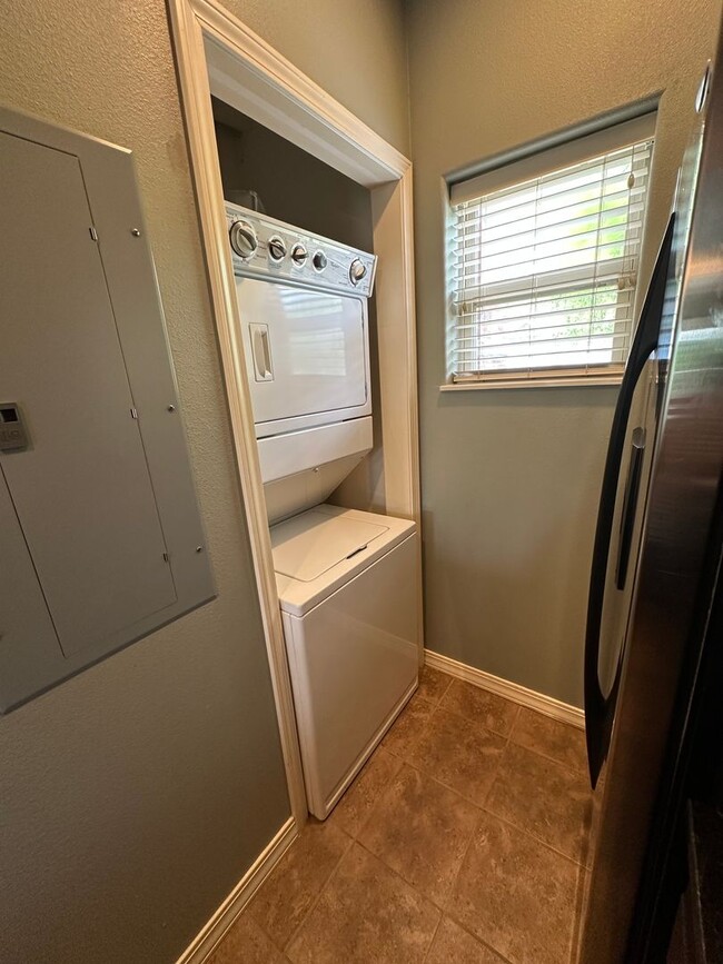 Building Photo - Furnished 2 Bedroom 2 Bath Executive Apart...